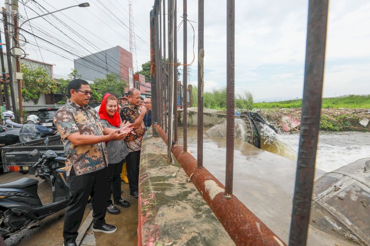 Penjabat Gubernur Jawa Tengah, Nana Sudjana, Saat Mengecek Lokasi Banjir Dan Sejumlah Rumah Pompa Di Kota Semarang Didampingi Oleh Wali Kota Semarang, Jumat, (15/03). Umar Dani/RMOLJateng