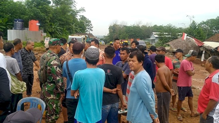 Warga Desa Wangandowo, Kabupaten Pekalongan Melakukan Aksi Demonstrasi Terhadap Pabrik Sepatu Yang Sebabkan Banjir Bandang, Jumat (15/03). Bakti Buwono/RMOLJateng