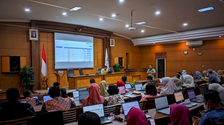 Rektor UMK, Prof. Darsono saat merilis Disposisi UMK yang diprakarsai Lembaga Sistem Informasi dan Biro Administrasi Umum dan Keuangan (BAUK) UMK. Arif Edy Purnomo/RMOLjateng