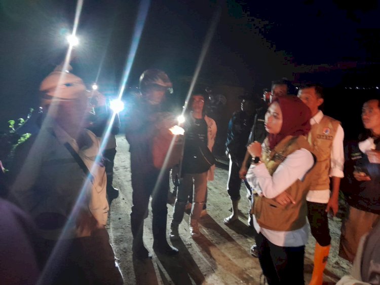 Bupati Demak saat berkoordinasi terkait penguatan tanggul di tanggul Sungai Wulan di dukuh Norowito, Jumat (15/3) malam. Nungki /Dok.RMOLJateng