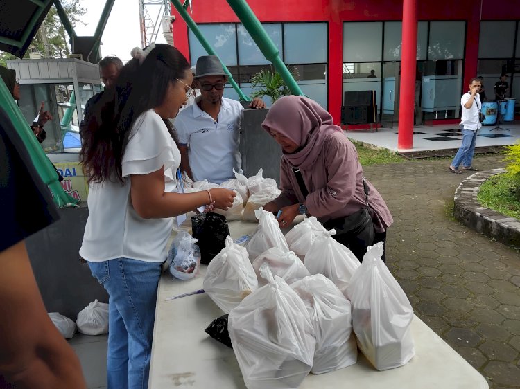 Seorang Perempuan Tengah Menukarkan Kupon Untuk Diganti Dengan Paket Sembako Di Mertoyudan, Sabtu (16/03). Tri Budi Hartoyo/RMOLJateng