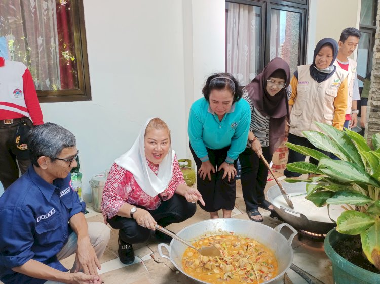 Wali Kota Semarang, Hevearita Gunaryanti Rahayu membantu proses masak dan pengemasan makanan di Dapur Umum Kecamatan Semarang Utara, Sabtu (16/3). Umar Dani/Dok.RMOLJateng