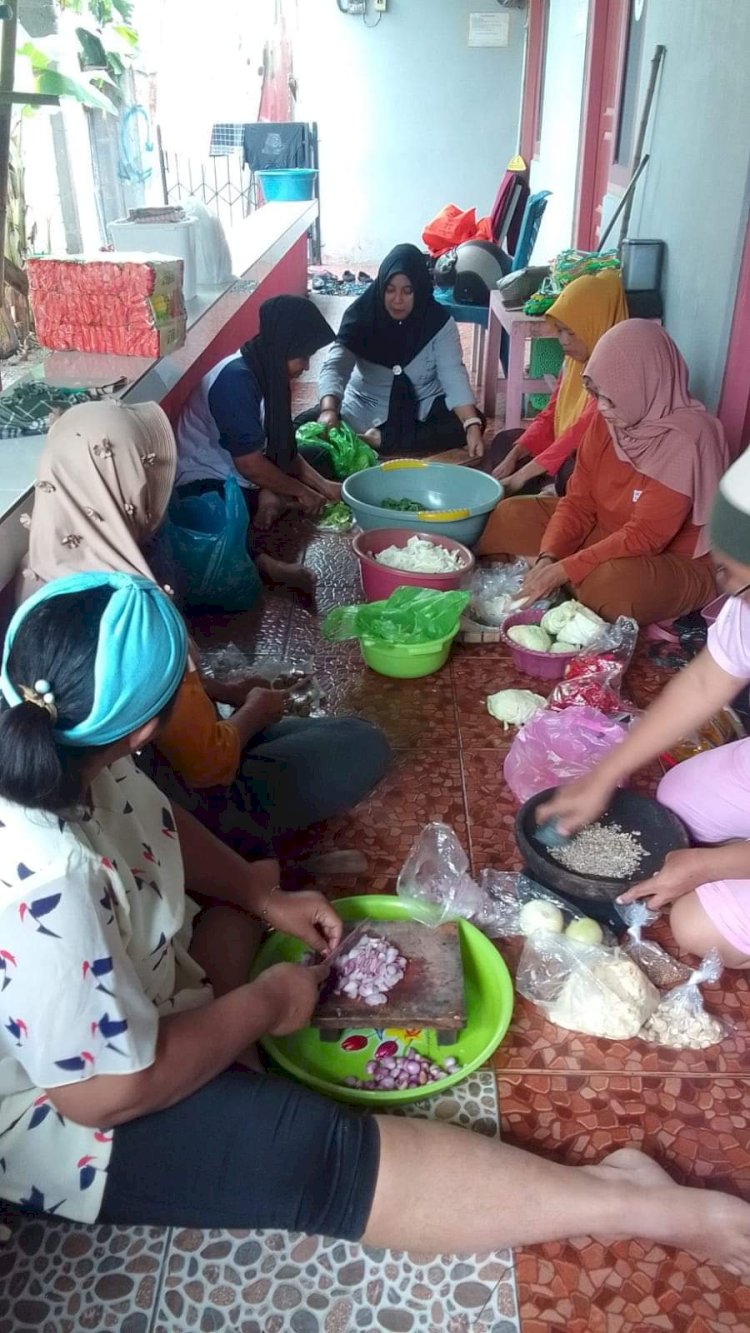 Warga Karangroto, Genuk Memasak Bersama Di Dapur Umum Untuk Menyiapkan Makanan Bagi Warga Di Kelurahan Karangroto Yang Sudah Empat Hari Terdampak Banjir, Minggu (17/03). Dicky A Wijaya/RMOLJateng
