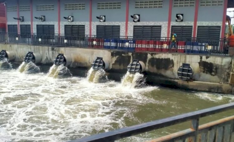 Rumah Pompa Kali Sringin Dan Tenggang Beroperasi Penuh Selama 24 Jam Untuk Mengatasi Genangan Banjir Kaligawe Dibantu Puluhan Pompa Portabel, Minggu (17/03). Dicky A Wijaya/RMOLJateng