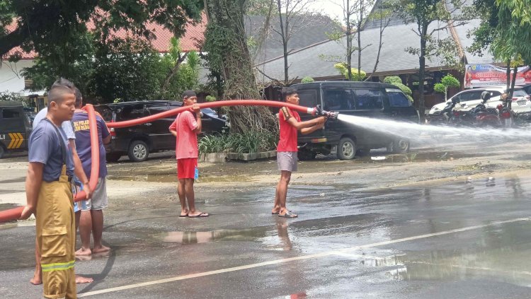 Petugas damkar membersihkan lumpur besarakan di halaman Setda Grobogan, Minggu (17/3) siang. Rubadi/Dok.RMOLJateng