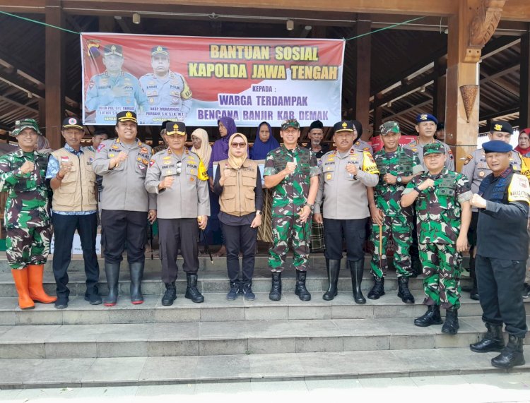 Kapolda Jateng, Pangdam IV Diponegoro, bersama Bupati Demak, Dandim 0716/Demak, Kapolres Demak beserta jajaran berfoto bersama usai penyerahN bantuan ke warga terdampak banjir jilid 2, Minggu (17/3). Nungki/Dok.RMOLJateng