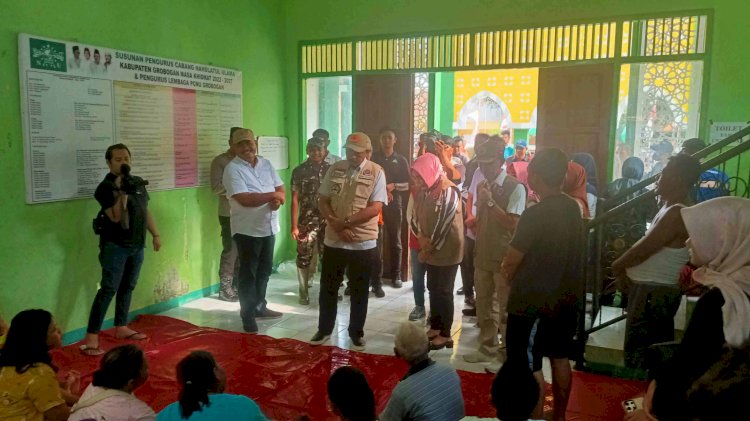 Pj Gubernur Jateng Nana Sudjana Didampingi Bupati Grobogan Sri Sumarni Saat Lakukan Peninjauan Para Pengungsi Di Gedung PCNU Grobogan, Minggu (17/03) Sore. Rubadi/RMOLJateng