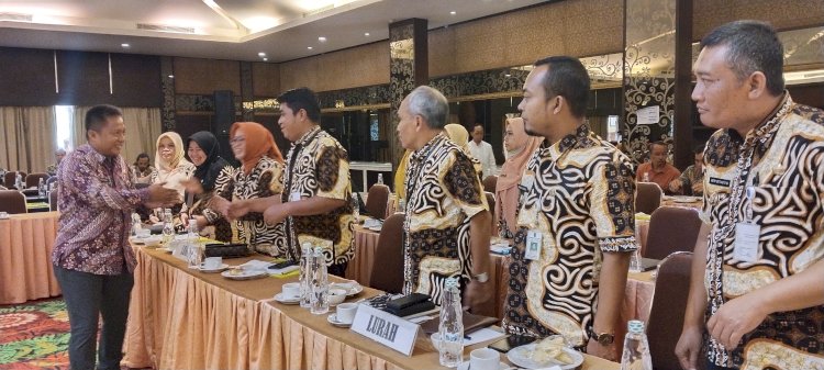 Pj Wali Kota Salatiga Yasip Khasani Saat Menyalami Para Pejabat Di Lingkungan Pemerintah Kota Salatiga. Erna Yunus B/RMOLJateng