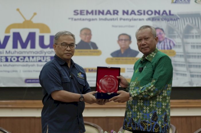 Rektor UMS Prof. Sofyan Anif Raih Penghargaan Dari Televisi Muhammadiyah (TVMU) Sebagai Tokoh Pendidikan Berkemajuan Dan Inspiratif. Dian Tanti Burhani/RMOLJateng