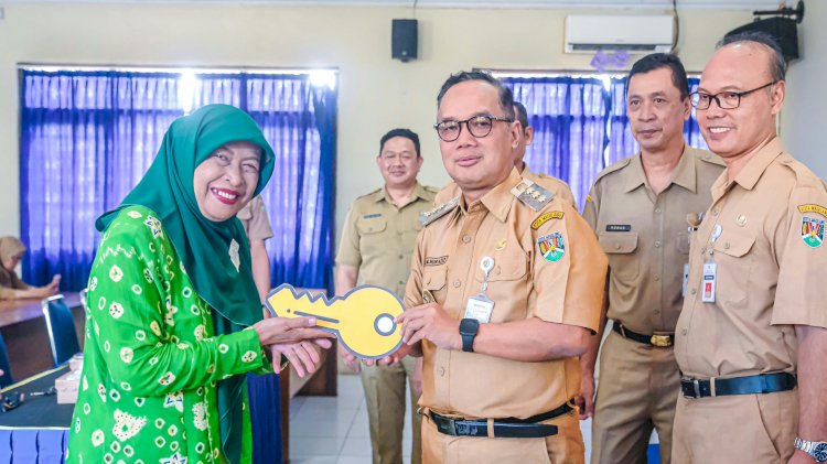Kunci kios shelter Ngesengan diserahkan secara simbolis dari Wali Kota Magelang kepada pedagang. Istimewa