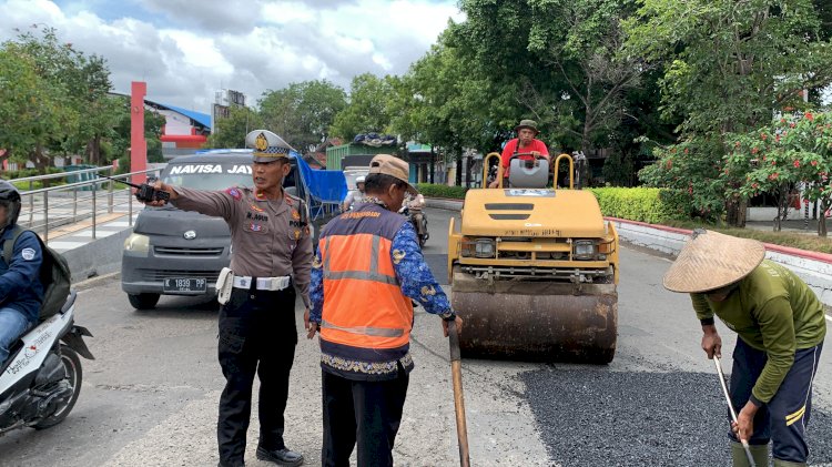 Guna memperlancar pembangunan jalan di seputar Simpang Lima, Satlantas Polres Grobogan atur lalu lintas, Senin (18/3) siang. Rubadi/Dok.RMOLJateng