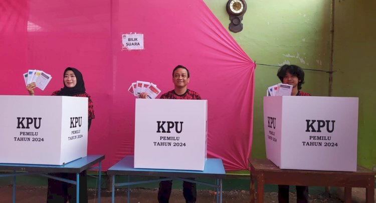Walikota Pekalongan A Afzan Arslan Djunaid dan keluarga melakukan pemungutan suara Pemilu 2024. Dokumentasi Arif Edy Purnomo/RMOLJateng