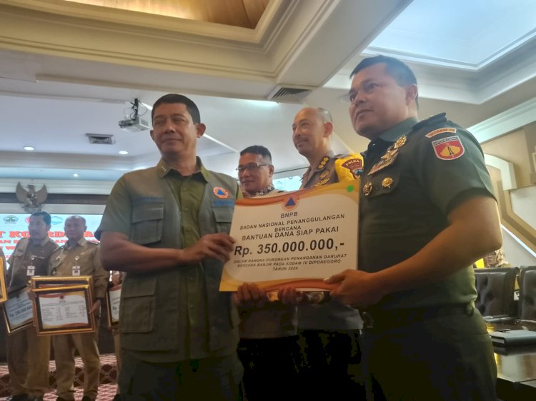 Badan Nasional Penanggulangan Bencana (BNPB) Serahkan Bantuan Kepada Wilayah Terdampak Banjir Di Jawa Tengah, Masing-Masing Sebesar 250 Juta, Usai Rapat Koordinasi Penanggulangan Bencana Di Kantor Gubernur Provinsi Jawa Tengah  Senin (18/03). Dokumentasi/Umar Dani/RMOLJateng