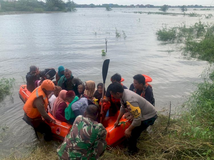 Aparat gabungan terus mengevakuasi warga dari Kudus dan Demak yang wilayahnya kebanjiran. Arif Edy Purnomo/Dok.RMOLJateng