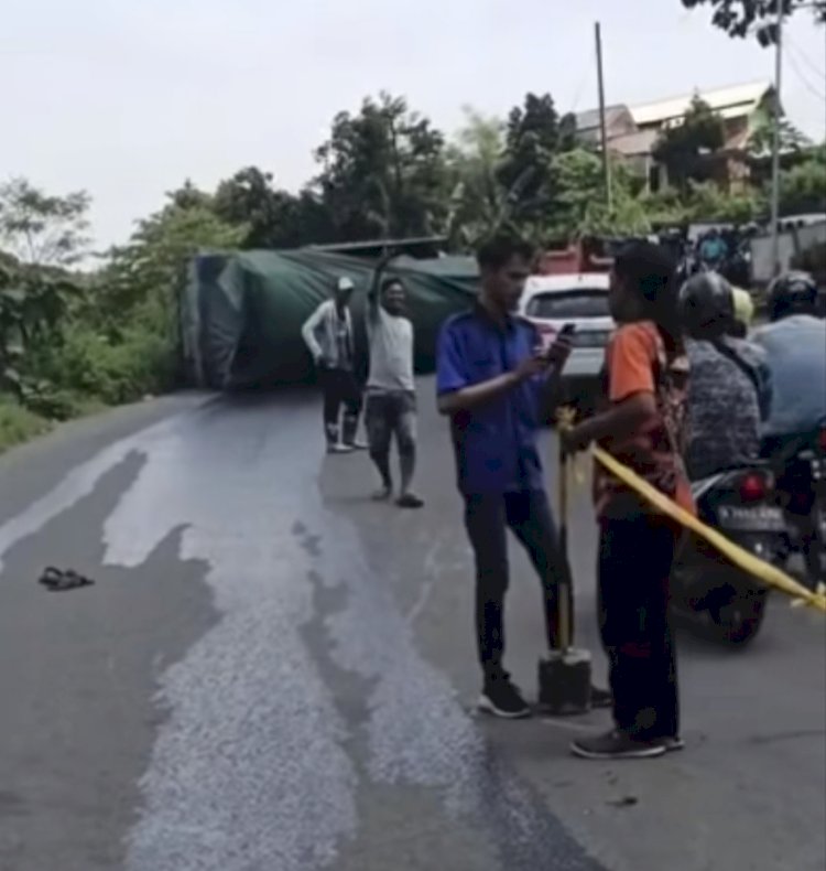 Kecelakaan sebuah truk terguling di Tanjakan Kalipancur, terjadi Selasa (19/3) sore, solar truk tumpah dan mengakibatkan jalan licin membuat banyak pengendara sepeda motor jatuh. Dicky Aditya/Dok.RMOLJateng