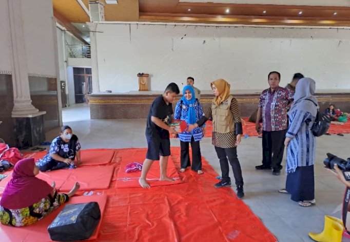 Bupati Demak, Eistianah, Tinjau Lokasi Pengungsian Di Wisma Halim, Demak Kota, Kabupaten Kota, Selasa (19/03). Nungky S Nurhidayanto/RMOLJateng