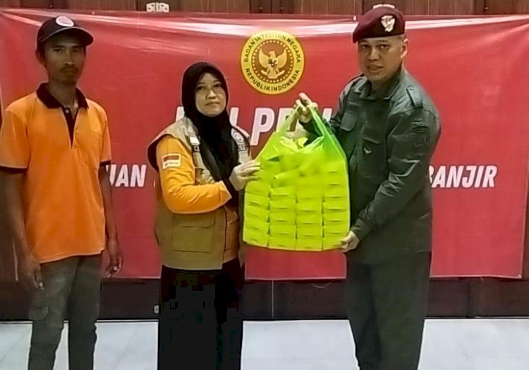 Secara sombolis paket nasi sahur Binda Jateng diterima Petugas BPBD yang piket di posko pengungsi di Wisma Halim, Rabu (20/3). Nungki/Dok.RMOLJateng