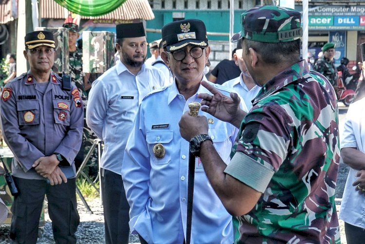 Pj Bupati Sepyo Achanto berbincang dengan Dandim Letkol Inf Jarot Susanto saat meresmikan jalan cor blok di Desa Pancuranmas. Tri Budi Hartoyo/Dok.RMOLJateng