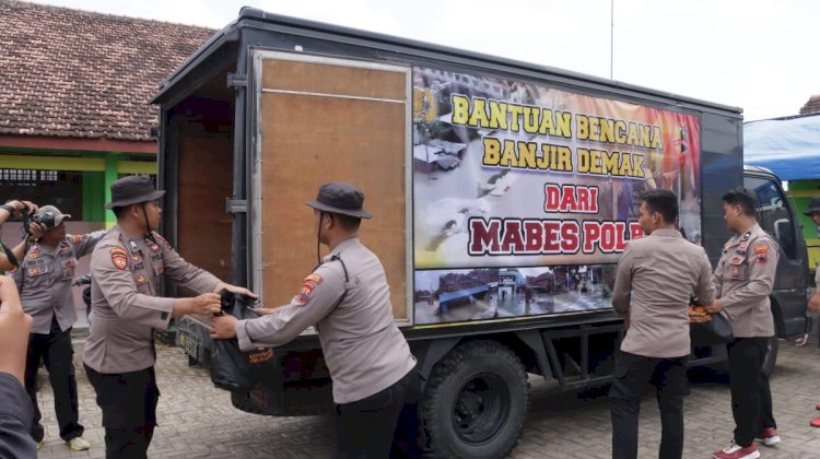 Wujud kepedulian Polri kepada warga masyarakat yang terdampak bencana banjir di wilayah Kabupaten Demak Jawa Tengah. Rubadi/Dok.RMOLJateng