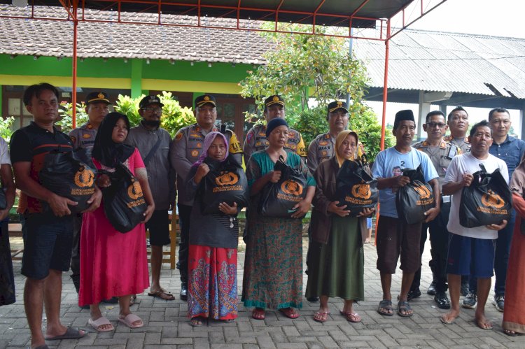 Warga Terdampak Banjir Di Desa Ngaluran Menerima Secara Simbolis Bantuan Dari Mabes Polri, Rabu (20/03). Nungki S Nurhidayanto/RMOLJateng