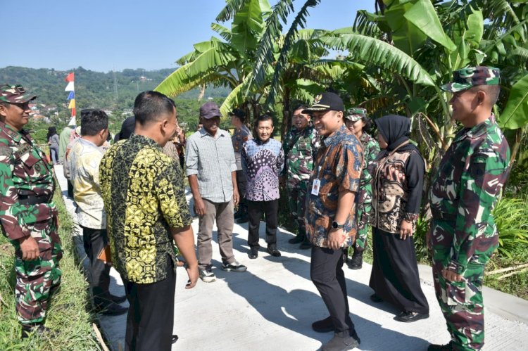 Pj Wali Kota Salatiga, Yasip Khasani, saat meninjau jalan hasil program TNI Manunggal Masuk Desa (TMMD) Sengkuyung I Kodim 0714/Salatiga, Rabu (20/3). Erna B Yunus/RMOLJateng