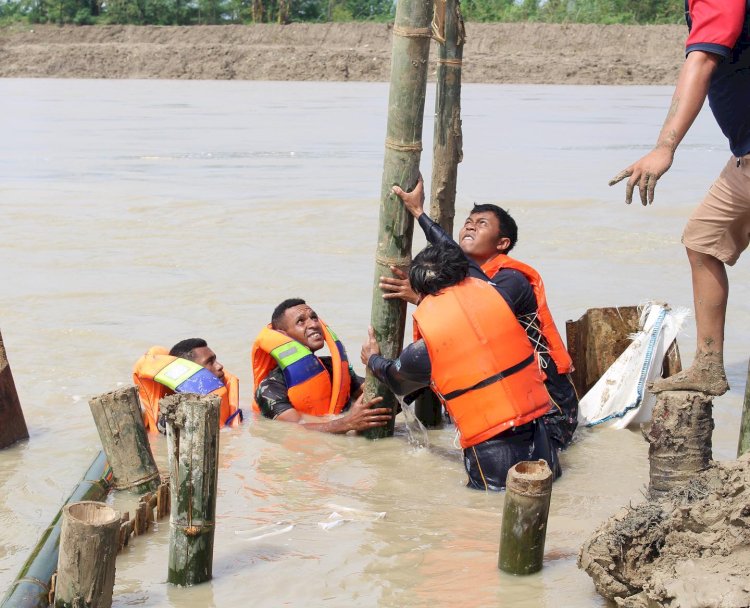 Seratusan personil Yonzipur 4/TK dikerahkan membantu perbaikan tanggul jebol di Sungai Wulan di perbatasan Kudus dan Demak. Arif Edy Purnomo/Dok.RMOLJateng