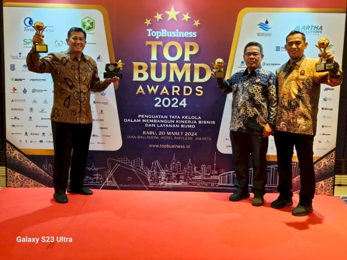 Bank Daerah Karanganyar (BDK) Kembali Raih Empat Penghargaan TOP BUMD Bintang Lima Tahun 2024. Penghargaan Tersebut Berasal Dari Majalah Top Business Bekerjasama Dengan Institut Otonomi Daerah (I-OTDA) Dan Beberapa Lembaga Asosiasi Dan Konsultan Bisnis. Tanti Dian Burhani/RMOLJateng