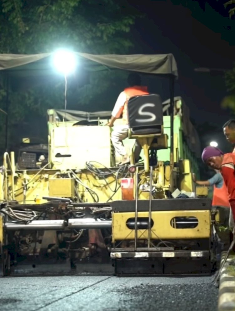 Tim DPU Kota Semarang Melaksanakan Pengaspalan Jalan Arteri Soekarno Hatta Untuk Lakukan Perbaikan Jalan Rusak Akibat Cuaca Ekstrem, Kamis (21/03). Dicky A Wijaya/RMOLJateng