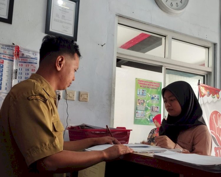 Pegawai Di Kantor Desa Sedang Melayani Proses Kependudukan. Dokumentasi Dukcapil Wonogiri 