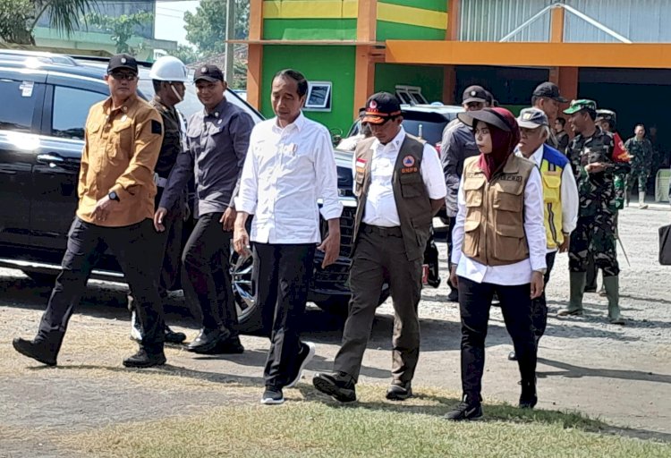 Presiden Joko Widodo saat melakukan kunjungan di tempat pengungsian  Demak. Nungki/RMOLJateng