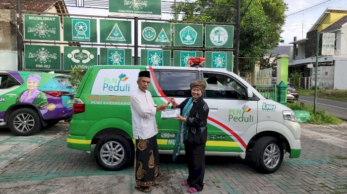 Bantuan ambulans untuk PC NU Karanganyar diberikan secara langsung oleh anggota DPR RI Luluk Nur Hamidah. istimewa