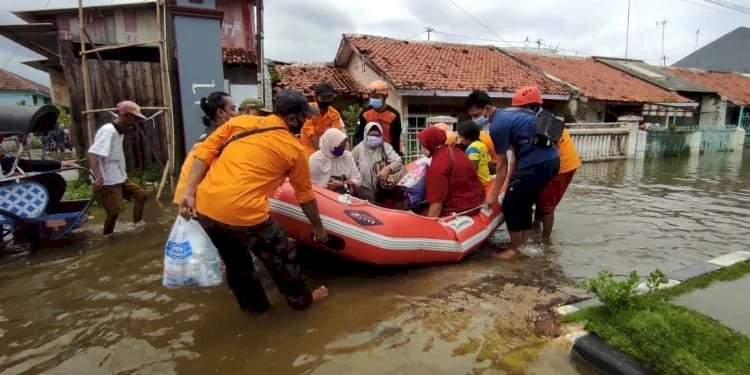 Pimpinan Wilayah Muhammadiyah Jateng menerjunkan tim relawan membantu mengevakuasi warga terdampak banjir di Demak. Arif Edy Purnomo/RMOLJateng