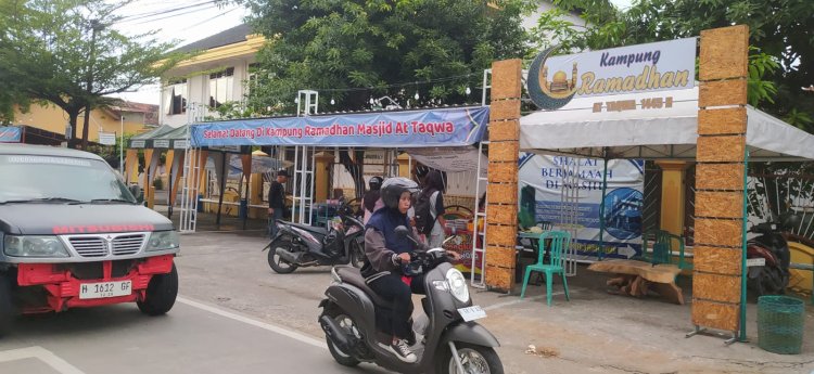 Hadirnya Kampung Ramadan di Masjid At Taqwa Desa Jati Kulon Kudus menjadi destinasi berburu takjil dan ngabuburit bagi warga. Arif Edy Purnomo/RMOLjateng