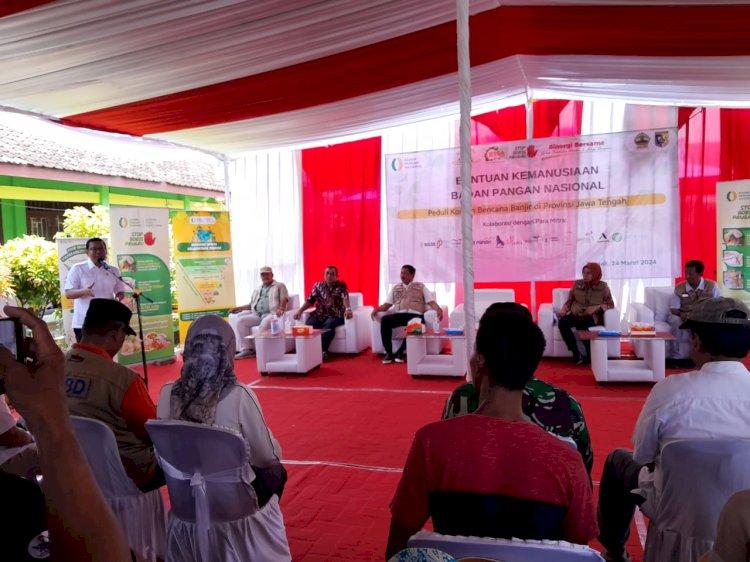 Kepala Badan Pangan Nasional (Kabapanas) Saat Memberikan Sambutan Pada Pengungsi Terdampak Banjir, Demak, Minggu (24/03). Nungky S Nurhidayanto/RMOLJateng