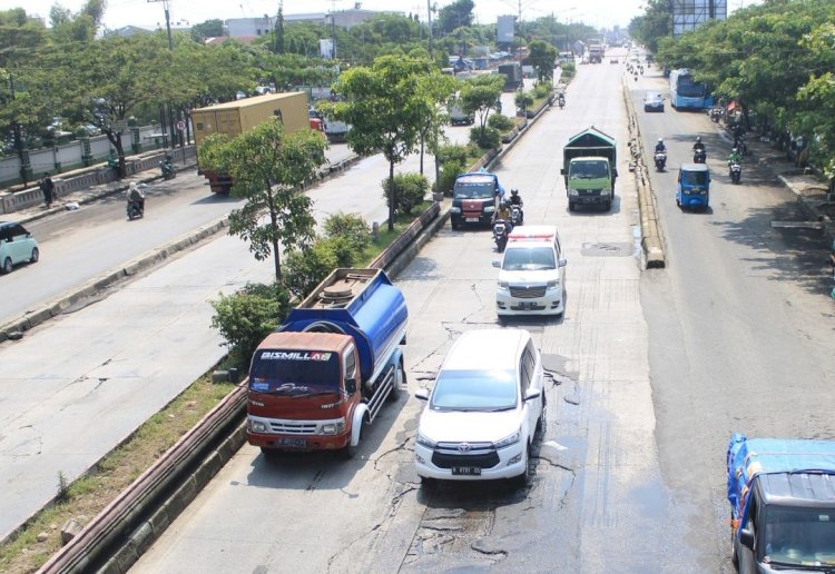 Jalur Pantura Kaligawe Rusak Parah Dan Banyak Sekali Titik Jalan Berlubang Pasca Banjir Seminggu Lalu. Dokumentasi