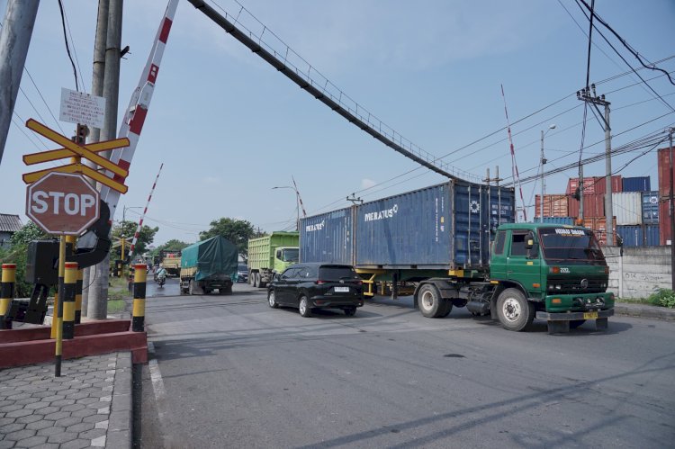 Armada truk saat melewati perlintasan kereta api di Semarang. dok KAI
