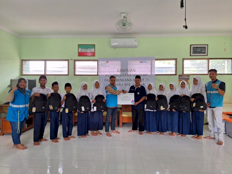 PT PLN (Persero) memberikan bantuan berupa tas dan alat tulis kepada siswa di Madrasah Tsanawiah Mazro'atul Huda, Kecamatan Karanganyar, Kabupaten Demak. Nungki/RMOLJateng