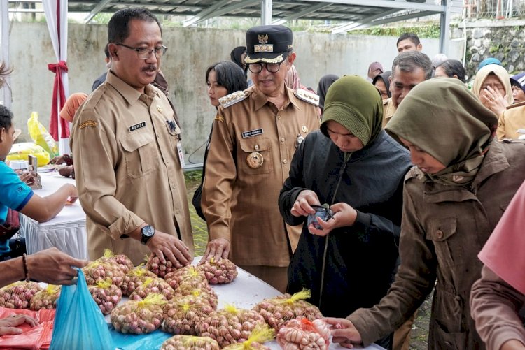 Pj Bupati Magelang Sepyo Achanto, didampingi Kepala Distan Pangan meninjau Gerakan Pangan Murah di halaman Kantor Camat Ngablak. Tri Budi Hartoyo/RMOLJateng