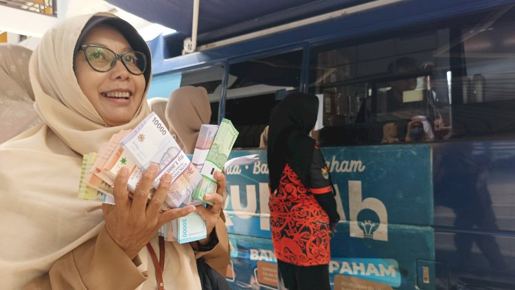 PNS Pemkab Batang menukar uang pecahan baru di layanan mobil Bank Indonesia Tegal. Bakti Buwono/RMOLJateng