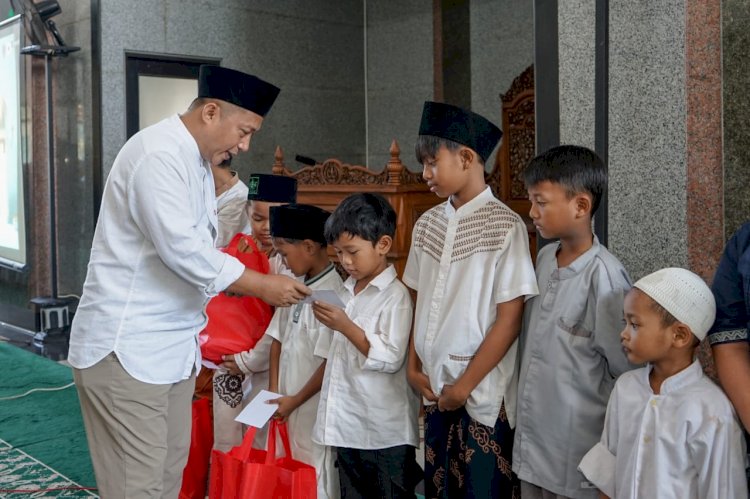 Pj Wali Kota Salatiga Yasip Khasani saat menyantuni kekasih Rosulullah di tengah Majelis Doa Mawar Allah, di Masjid Darul Amal Kota Salatiga, Senin (25/3). Erna Yunus B/RMOLJateng