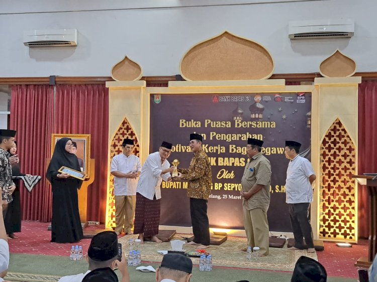 Pj Bupati Magelang Sepyo Achanto menerima Piala sebagai menjadi TOP Pembina BUMD 2024 dari Dirut Bank Bapas 69. Istimewa