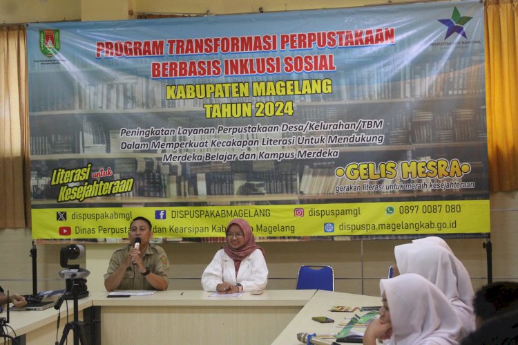 Nina Atmasari hadir sebagai narasumber dalam pelatihan penulisan artikel populer yang diikuti para suswa SMA/SMK. dok/dispuspa Kabupaten Magelang