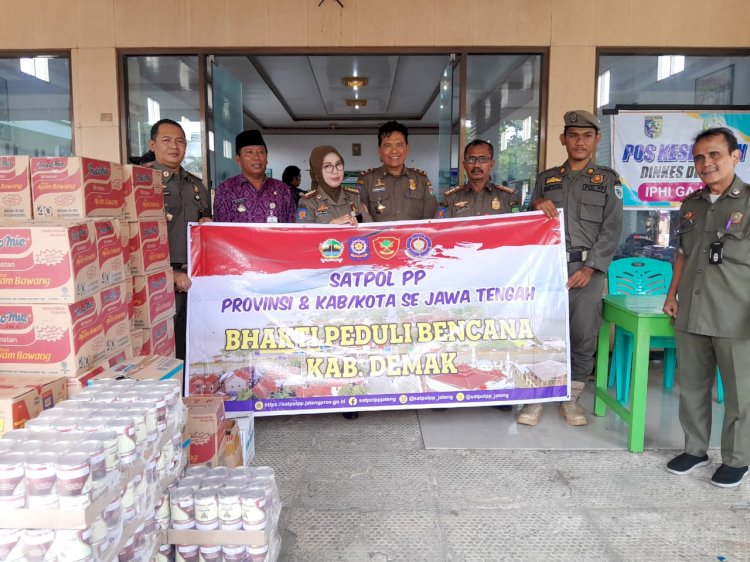Bantuan Satpol PP Provinsi Jawa tengah yang menggandeng Satpol PP di Jawa Tengah untuk dibagikan kepada warga terdampak banjir jilid 2 di tempat pengungsian Gedung IPHI, Gajah, Demak, Selasa (25/3). Nungki/RMOLJateng