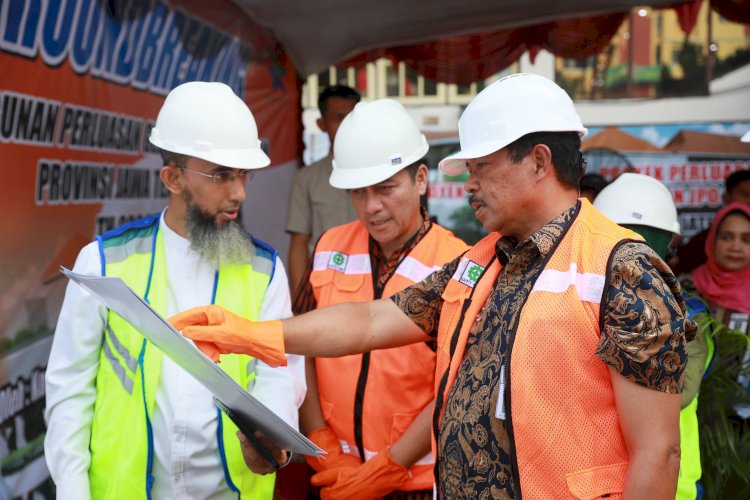 Pj Gubernur Jawa Tengah, Nana Sudjana melakukan ground breaking pembangunan perluasan gedung perpustakaan Provinsi Jawa Tengah, Selasa, 26 Maret 2024.dok Humas Pemprov Jateng