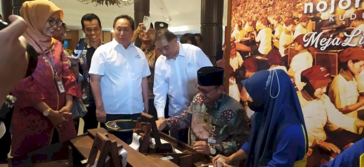 Pj Bupati Kudus Hasan Chabibie mencoba membuat rokok kretek di meja kuno hibah dari perusahaan rokok di Kudus. Arif Edy Purnomo/RMOLJateng