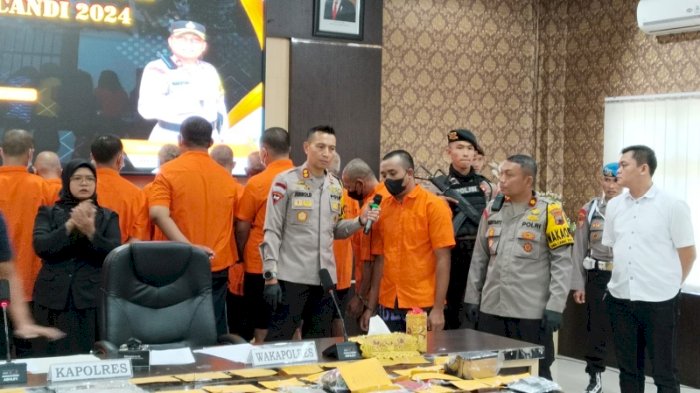 Kapolres Karanganyar AKBP Jerold bersama pelaku penjual bubuk mesiu. Dian Tanti/RMOLJateng