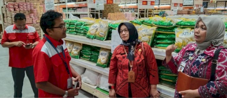 Tim pengendalian inflasi Disdag Kota Semarang laksanakan pemantauan harga sembako rutin setiap hari selama Ramadhan ini untuk melihat harga dan stok normal. Dicky Aditya/RMOLJateng
