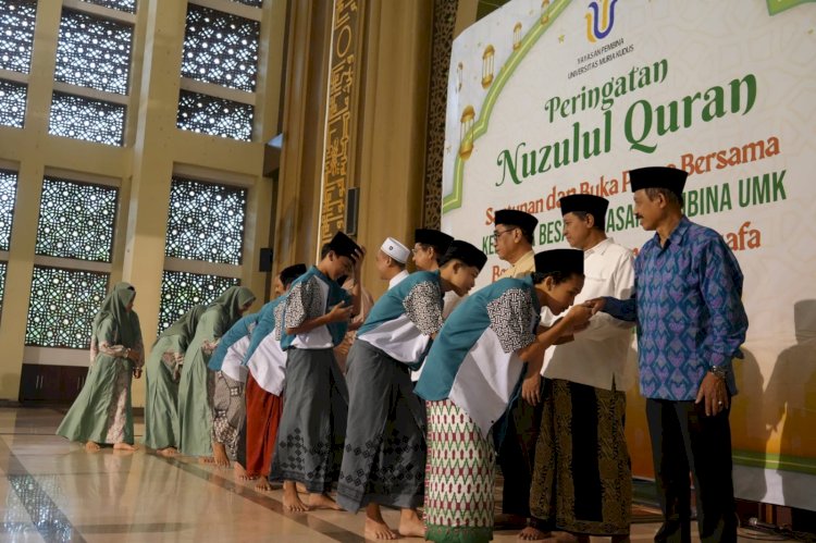Momen penyerahan santunan dilakukan Yayasan Pembina UMK dan Rektor UMK di Masjid Darul Ilmi di kampus UMK Kudus. Arif Edy Purnomo/RMOLJateng