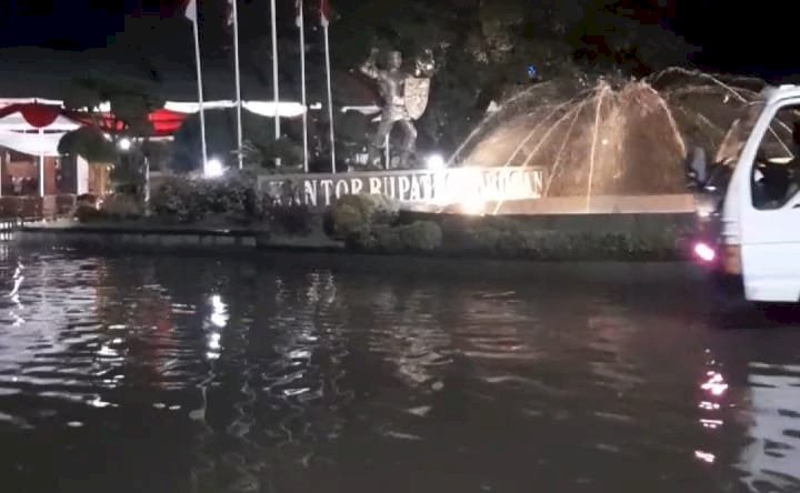 Hujan genangi sekitar alun-alun Purwodadi Grobogan, Rabu (27/3) malam. Rubadi/RMOLJateng