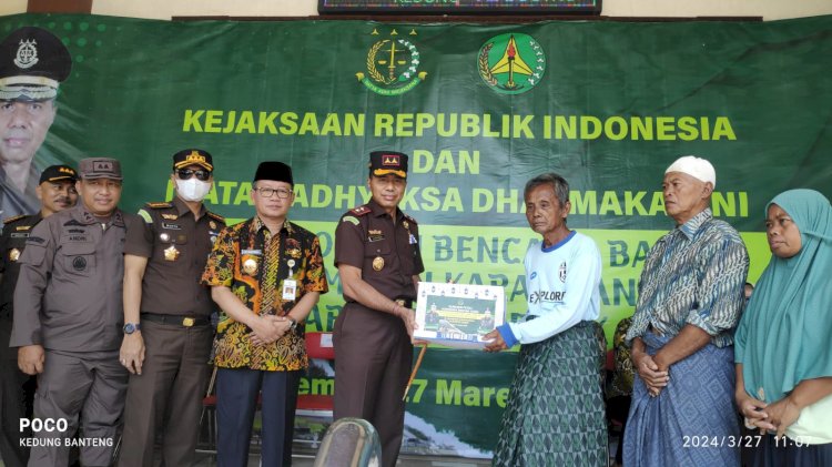 Kepala Kejaksaan Tinggi Jawa Tengah, I Made Suarnawan memberikan bantuan bagi warga terdampak banjir, di Masjid Al Busro, Kedung Banteng, Wonorejo, Karanganyar, Demak, Rabu (27/3). Nungki/RMOLJateng